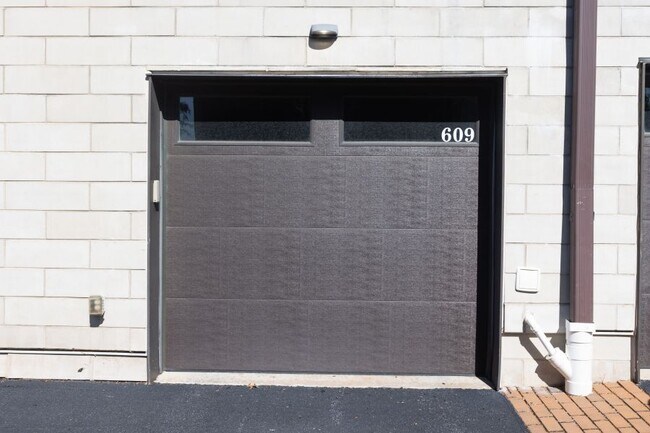 Building Photo - 609 Lakeview Ct