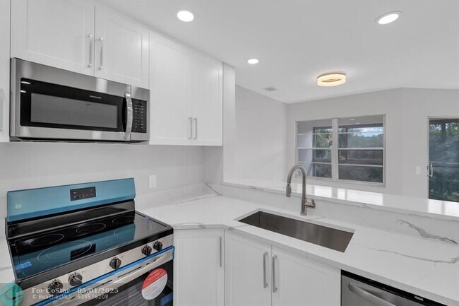 Building Photo - 12600 SW 5th Ct