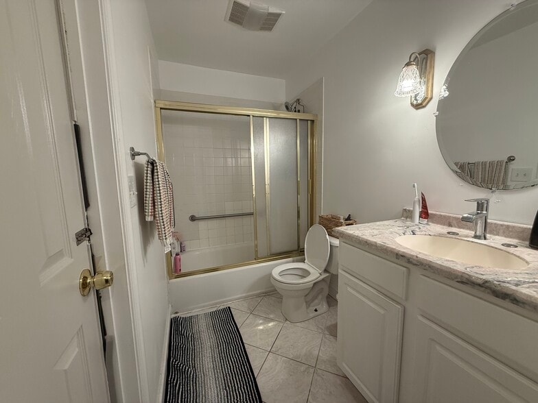 Room 2&3 shared bathroom - 2025 N Stafford St