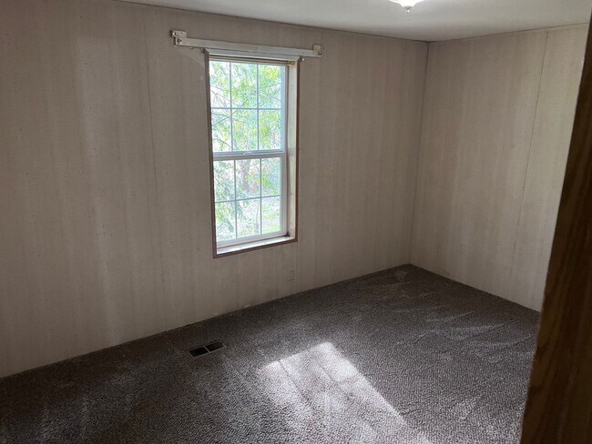 Building Photo - Country Setting 4-bedroom, 2-bathroom home!