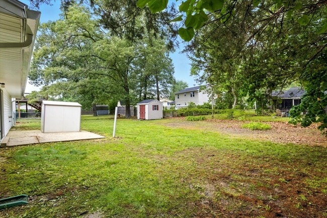 Building Photo - 643 University Dr