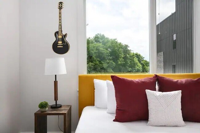 Building Photo - 738 Douglas Ave