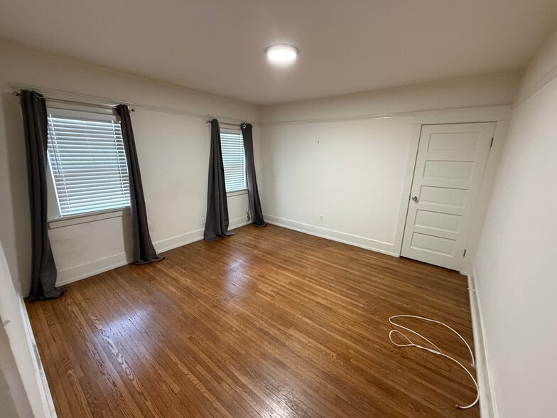 Building Photo - 1493 W 47th St