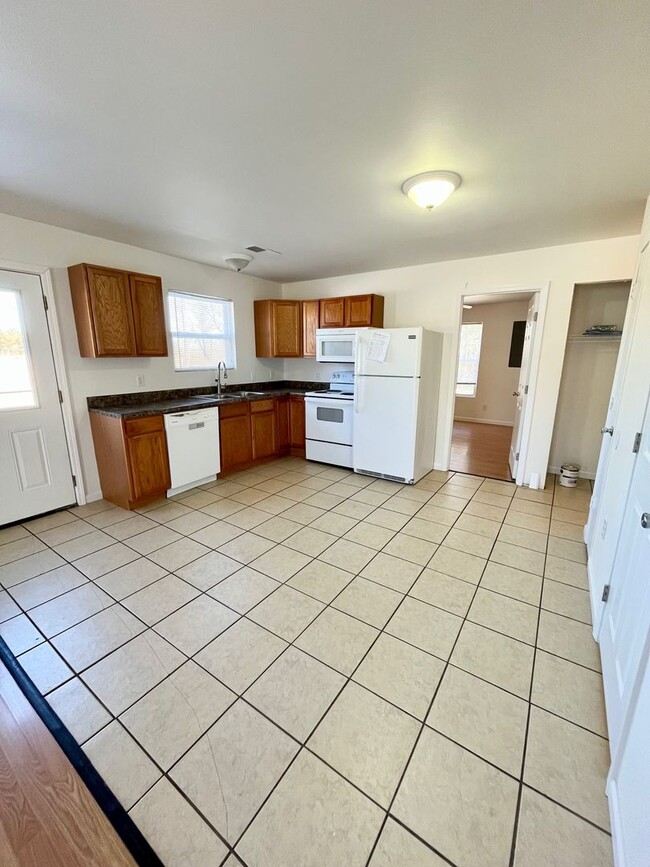 Building Photo - 2 Bed | 1.5 Bath | Duplex