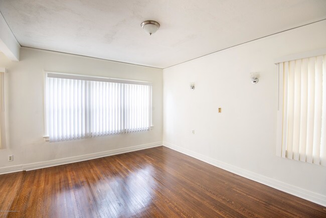 Building Photo - 2043 N Berendo St