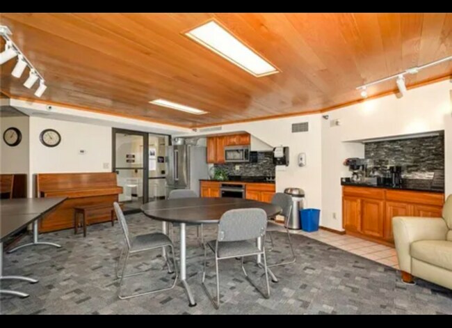 Building Photo - Spacious 2 Bedroom Condo