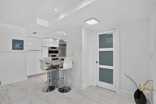 Building Photo - 6039 Collins Ave