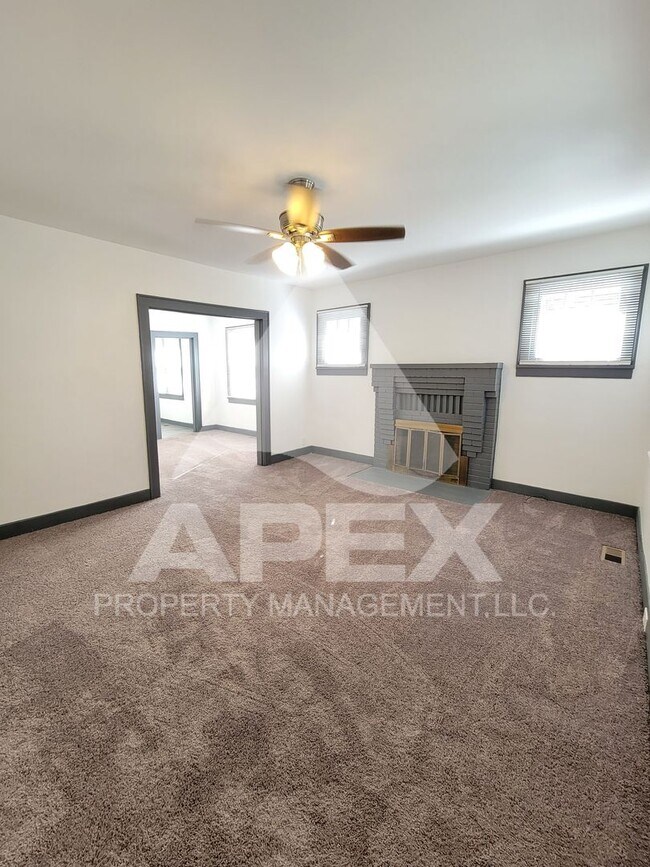 Building Photo - Renovated - Craftsman Style 2 Bd 1- Ba Sin...