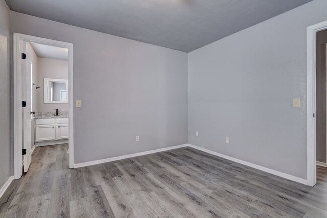 Building Photo - Spacious 4-Bed Gem with Modern Upgrades in...