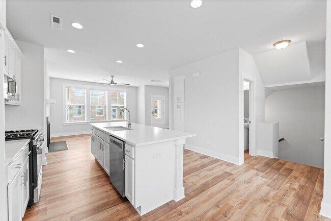 Building Photo - Stunning Lake Access End Unit Townhome Walking Distance to Downtown Davidson