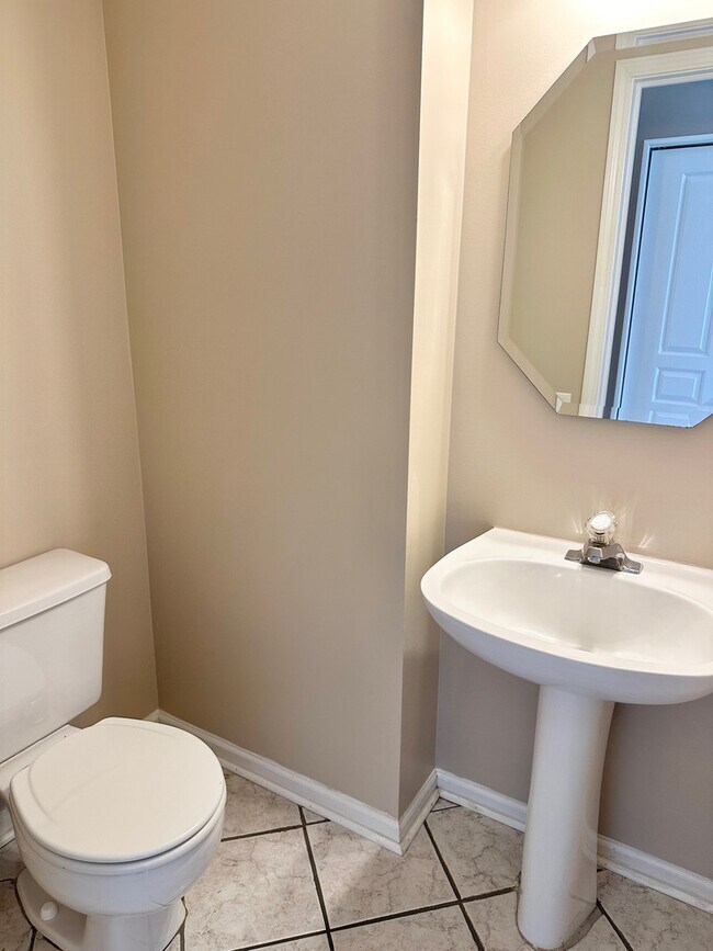 Building Photo - 693 Savannah Ln