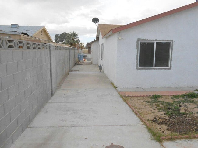 Building Photo - Spacious 1 story home in Spring Valley