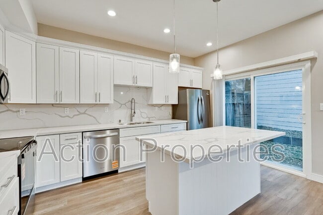 Building Photo - 681 S 13th St