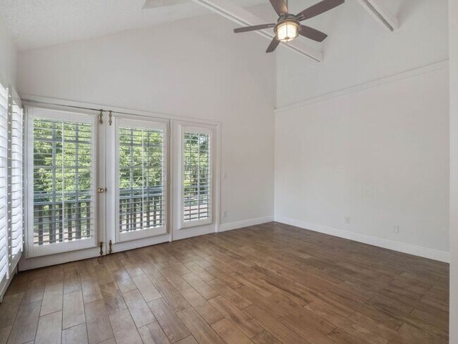 Building Photo - Charming 1/1 condo near Lake Virginia