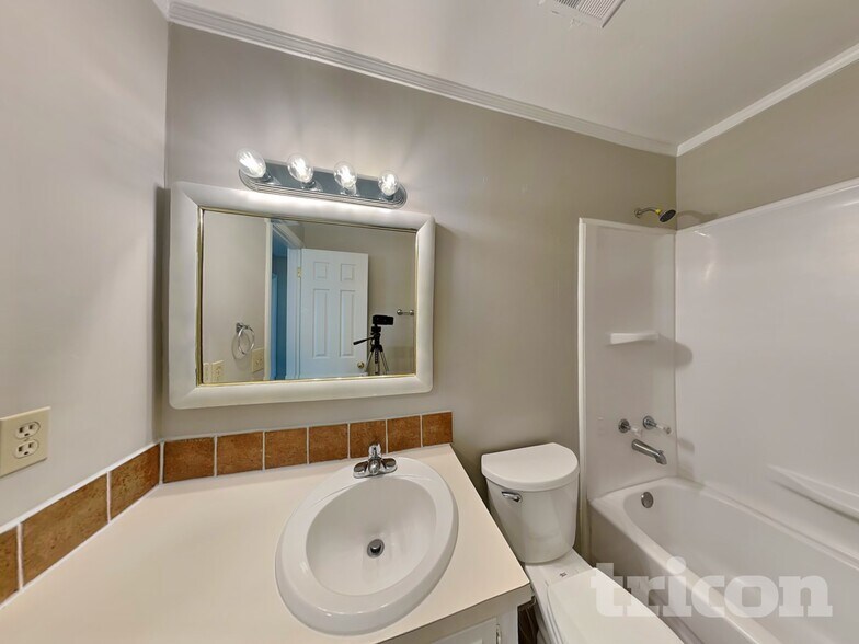 Building Photo - 812 N Royal Tower Dr