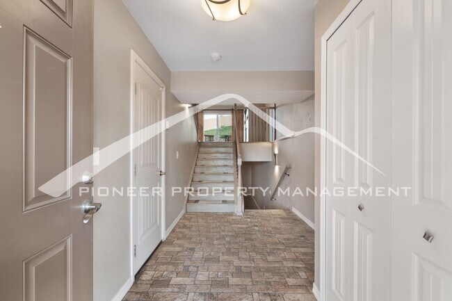 Building Photo - Stylish Townhouse 2bed / 2bath, 2 car garage and AC in Gated Community Near Powers Corridor