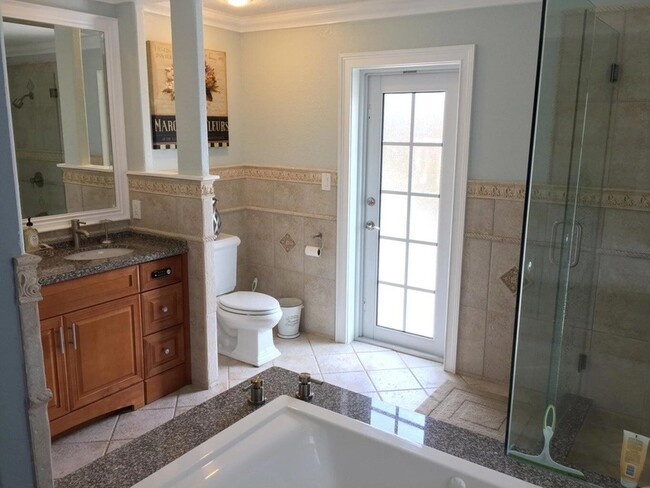 Building Photo - 4610 Pine Tree Dr