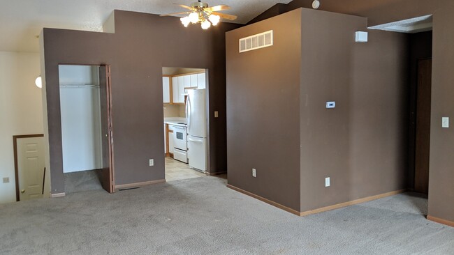 Building Photo - 3-bedroom, 2-bath end-unit townhome in Cor...