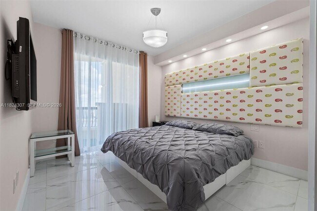 Building Photo - 17875 Collins Ave