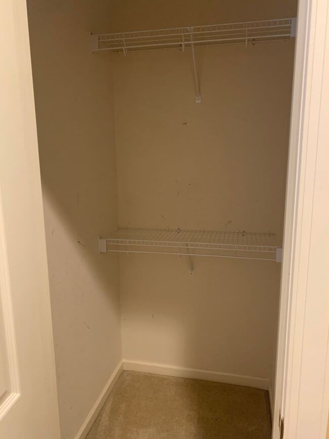 Building Photo - Spacious Townhome close to downtown Auburn...