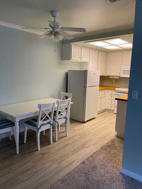 Custom dining/kitchen - 18900 Delaware St