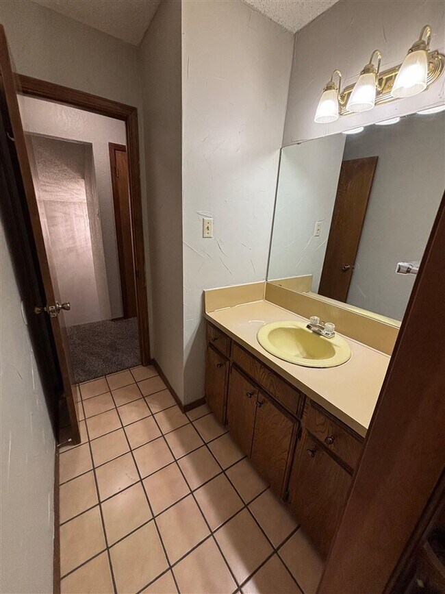 Building Photo - 901 NE Tortoise Dr