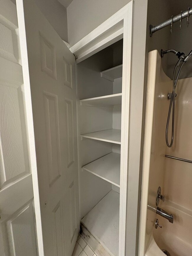 Building Photo - Beautifully Updated Townhouse – Prime Location!