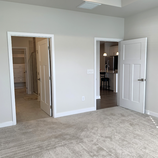 Building Photo - 325 Golan Cir