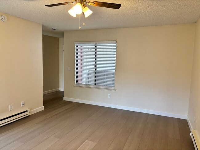 Building Photo - NEWLY REMODELED CONDO - 1 BED/1 BATH UPSTA...