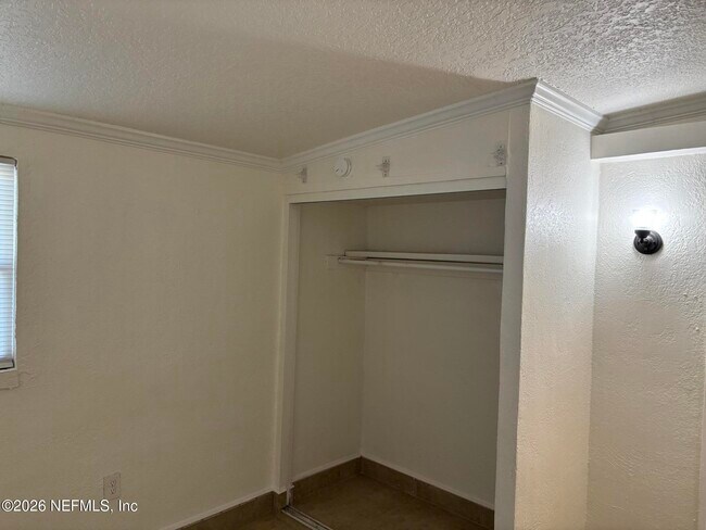 Building Photo - 1824 Brookview Dr S