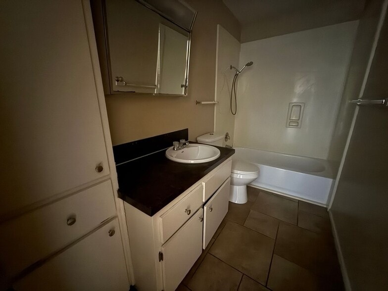 Building Photo - 2211 Cascade Dr