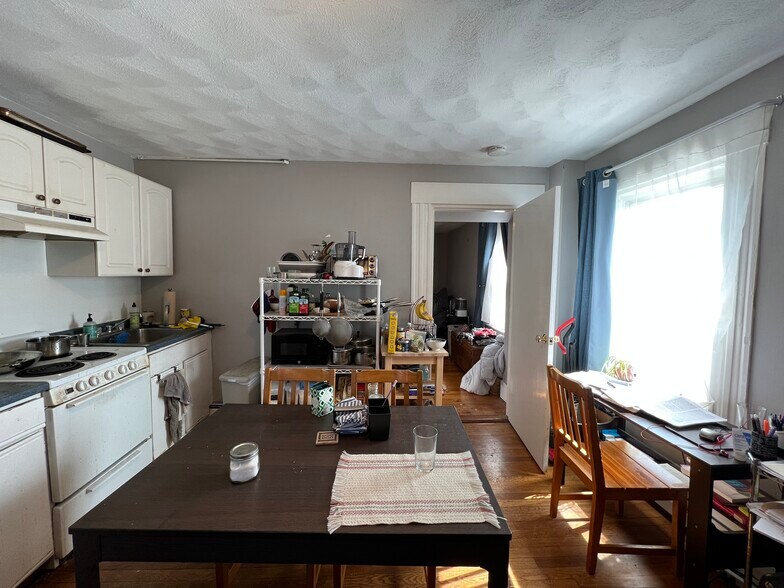 Building Photo - 639 Somerville Ave