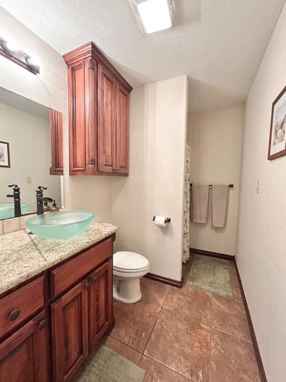 Building Photo - 8470 SW Sun Valley Dr