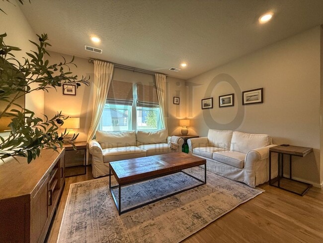 Building Photo - Stunning Windhaven Home