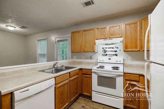 Building Photo - 605 Baron Dr