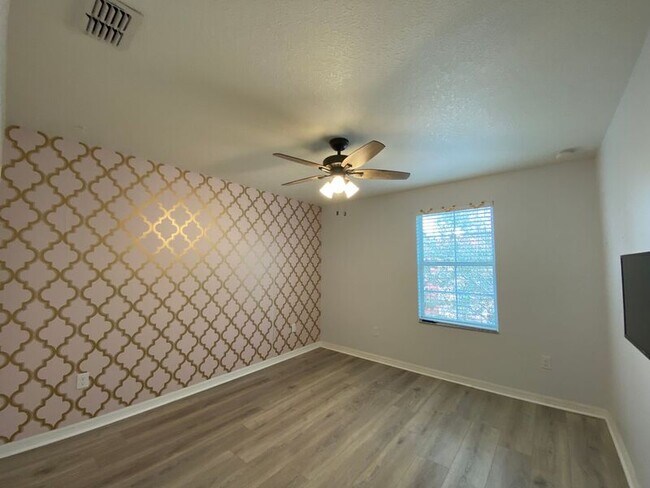 Building Photo - 541 Las Fuentes Dr