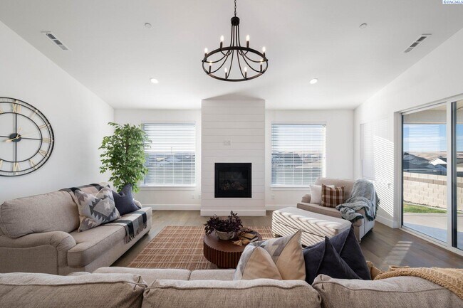 Building Photo - Generational suite w/separate entrance!