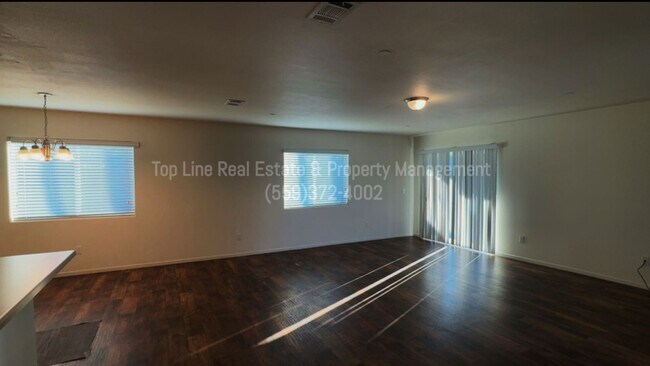 Building Photo - Newer home in desirable part of Visalia!!