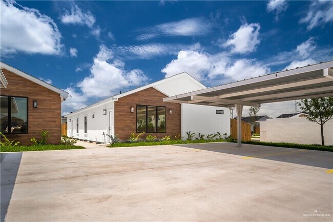 Building Photo - 2104 E Viviana St