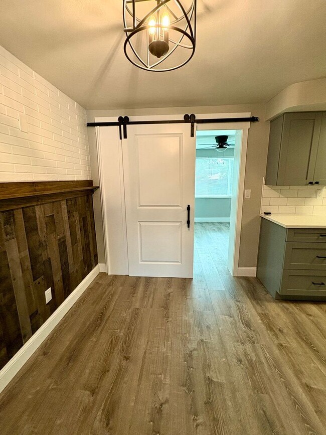 Building Photo - Fully Remodeled Beautiful Home with Bonus ...
