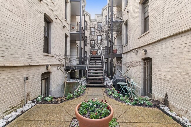 Building Photo - Amazing Adams Morgan Two-Level Condo| Parking included!