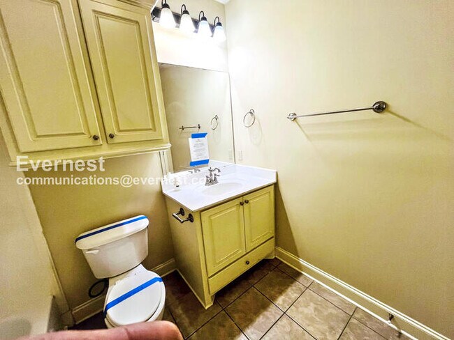 Building Photo - 3 Bed, 2 Bath Home with Garage / Pet-Friendly / Available Now!