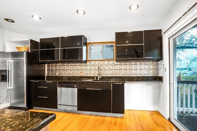 Building Photo - 5 Gordon Pl