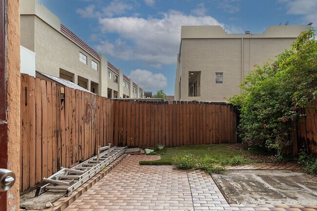 Building Photo - 6620 W 2nd Ct