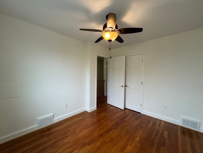 Building Photo - Charming 2 Bed 1 Bath Interior Townhome Wi...