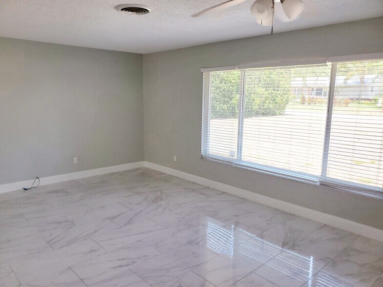 Building Photo - 1257 NE Sago Dr