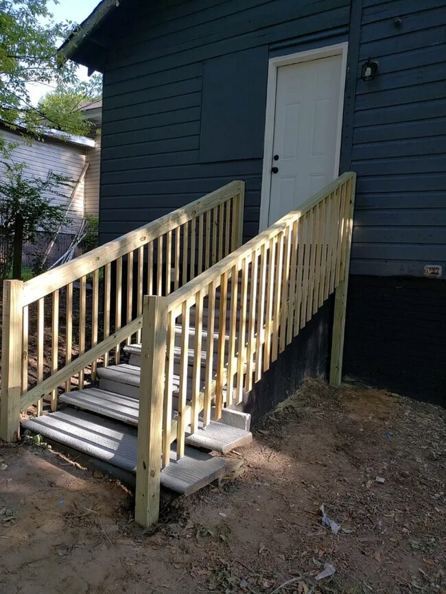 Building Photo - Spacious 2 Bedroom 1 Bathroom Home WIth Huge Backyard