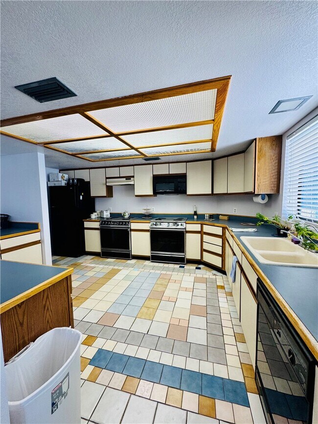 Building Photo - 2022 Merrill Ln