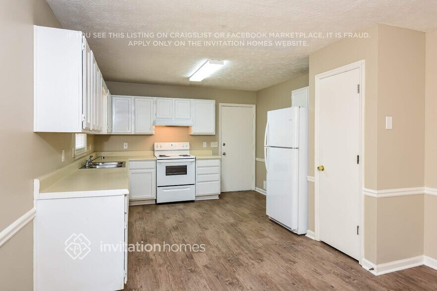 Building Photo - 2455 Danver Ln