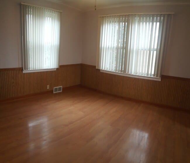 Building Photo - 302 S Walnut St